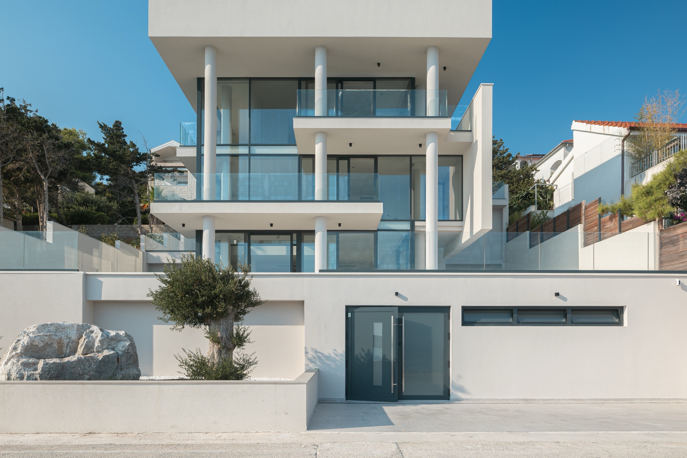 Villa Infinity, street elevation with entrance