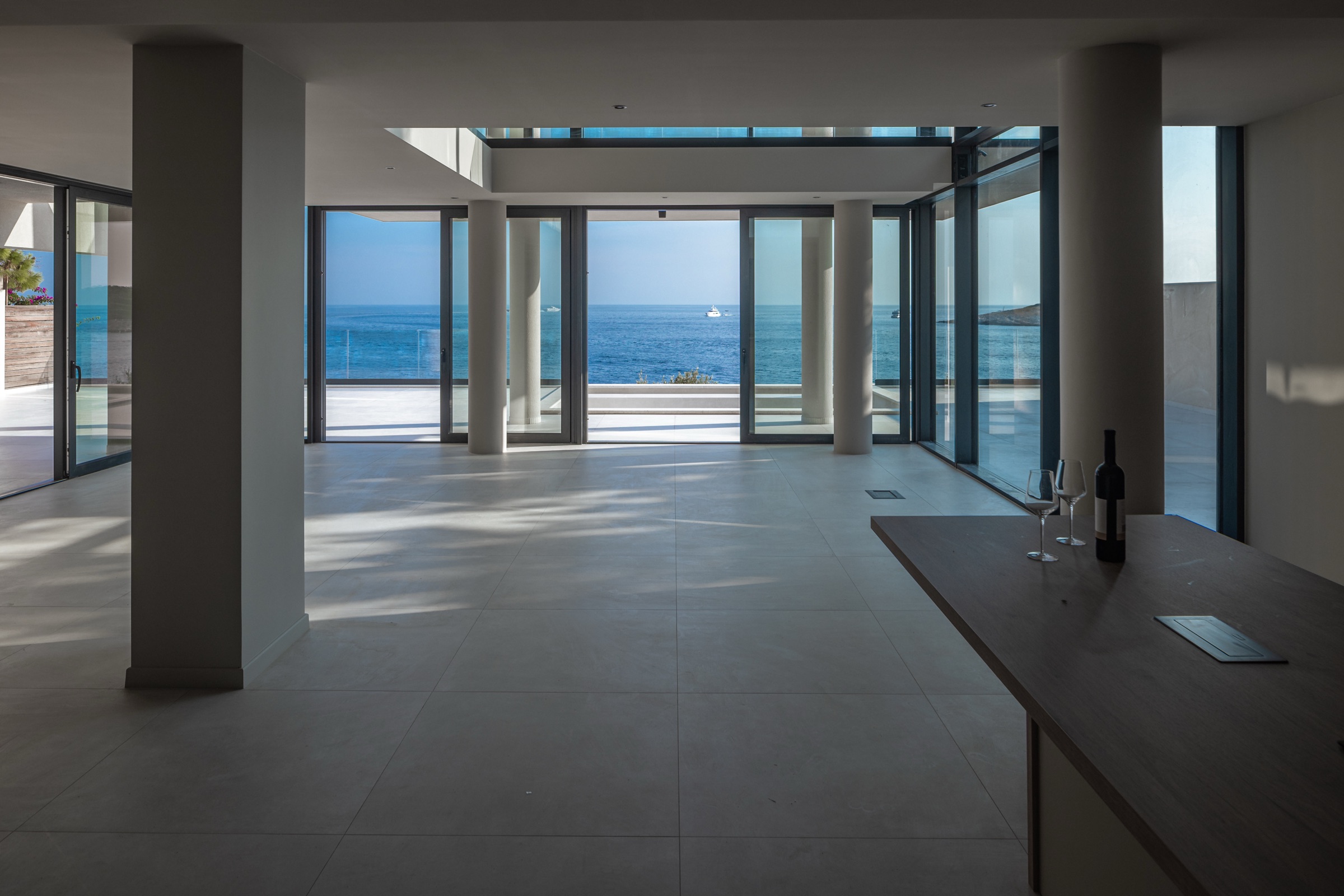 Living level of Villa Infinity with full-height glazing to the sea